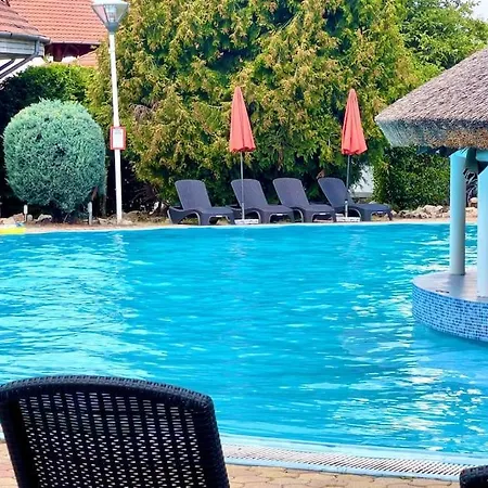 Apartment Hangulatos Zoldovezeti Apartman Oriasi Medencevel *
